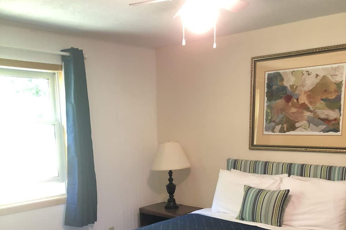 Escritorio, cortinas blackout, wifi gratis y ropa de cama