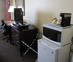 Room with 2 Double Beds Non Smoking Double Occupancy Rate: $10 extra for 3rd and 4th person | 獨特裝潢、布置獨特、書桌、遮光布/窗簾