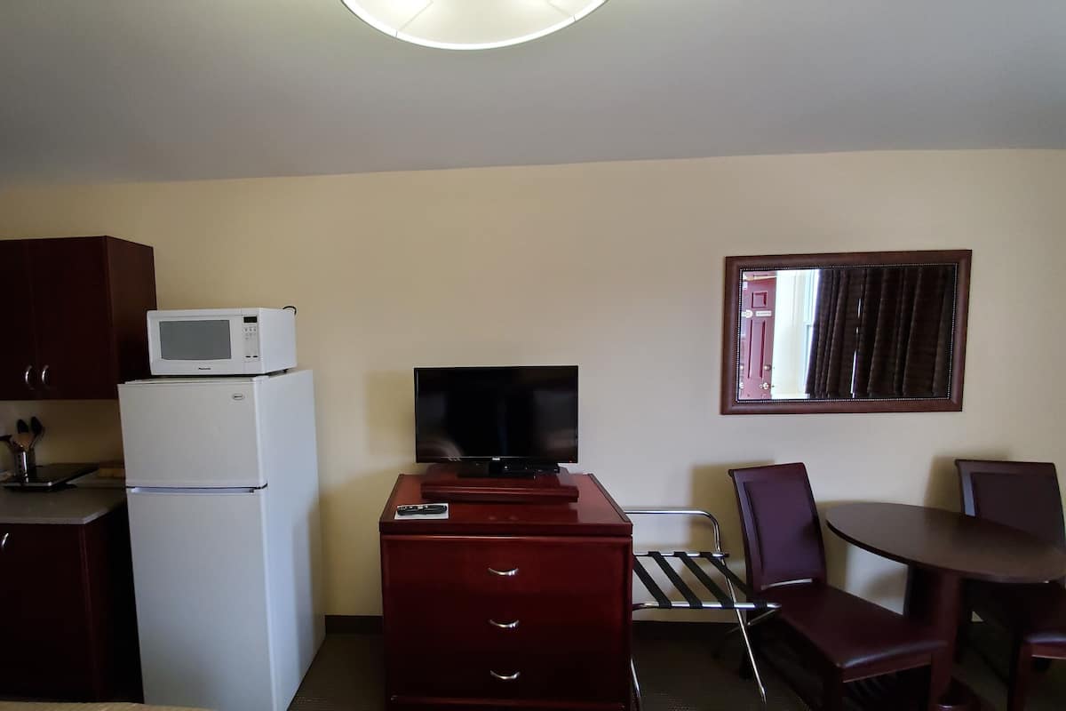 Room with 2 Double Beds Kitchenette Double Occupancy Rate: add 10$ extra for each additional person | Fasilitas kamar