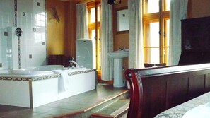 Superior Room, 1 King Bed, Jetted Tub (Jean-Talon) | Desk, blackout drapes, iron/ironing board, free WiFi - L'Intendant (Québec City)