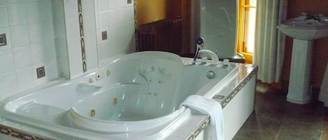 Habitación superior, 1 cama King size, hidromasaje (Jean-Talon) | Tina de hidromasaje