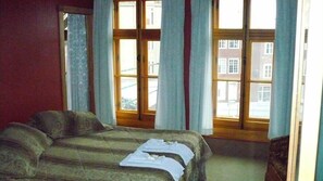 Escriptori, cortines opaques, planxa i posts de planxar i wifi gratuïta 