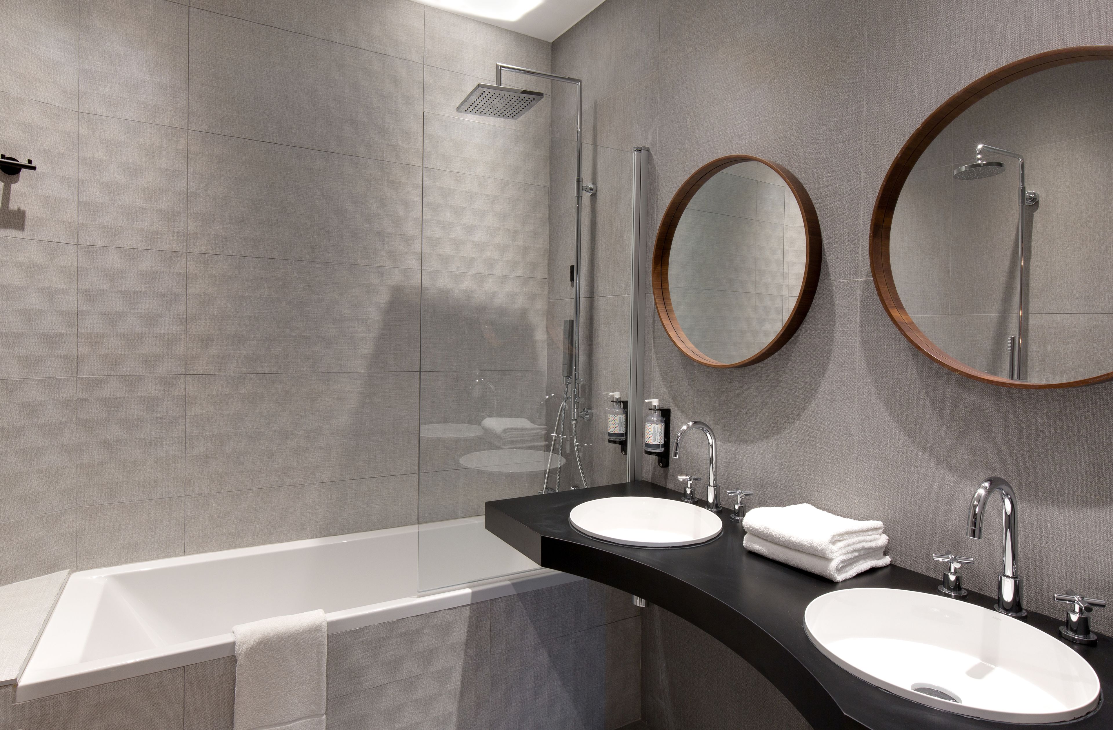 deluxe room | bathroom | free toiletries, hair dryer, towels