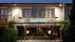 Un hotel con un cartel que dice "HOTEL" sobre la entrada.