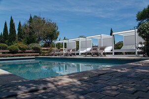 室外泳池；躺椅