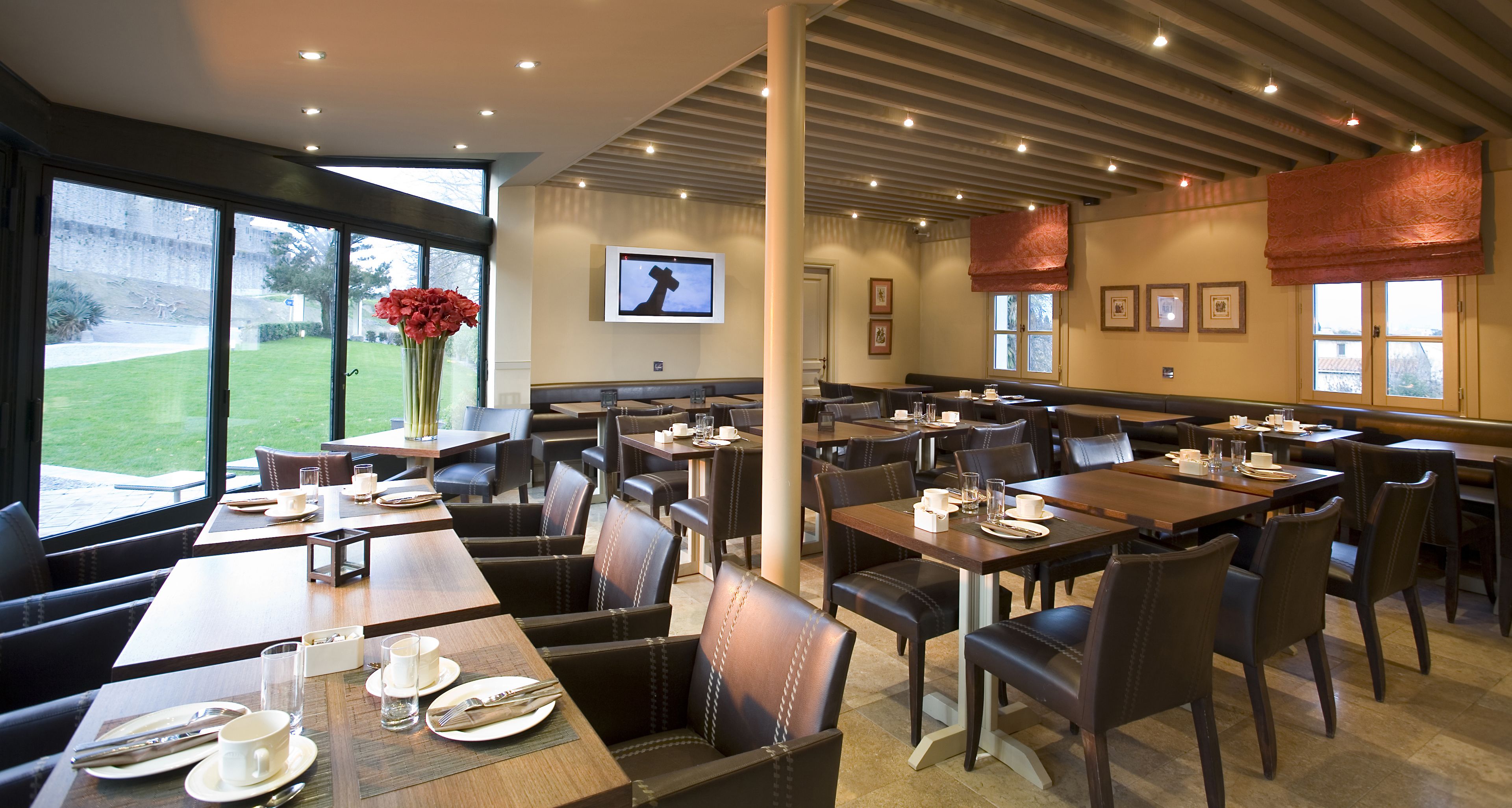 Desayuno completo diario (EUR 18 por persona)