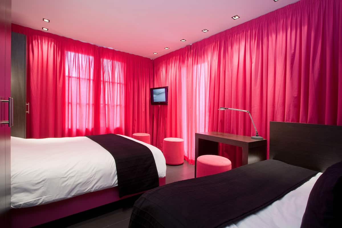 Junior kamer | Luxe beddengoed, een kluis op de kamer, individueel gedecoreerd