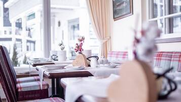 TĂ€gliches inbegriffenes FrĂŒhstĂŒcksbuffet