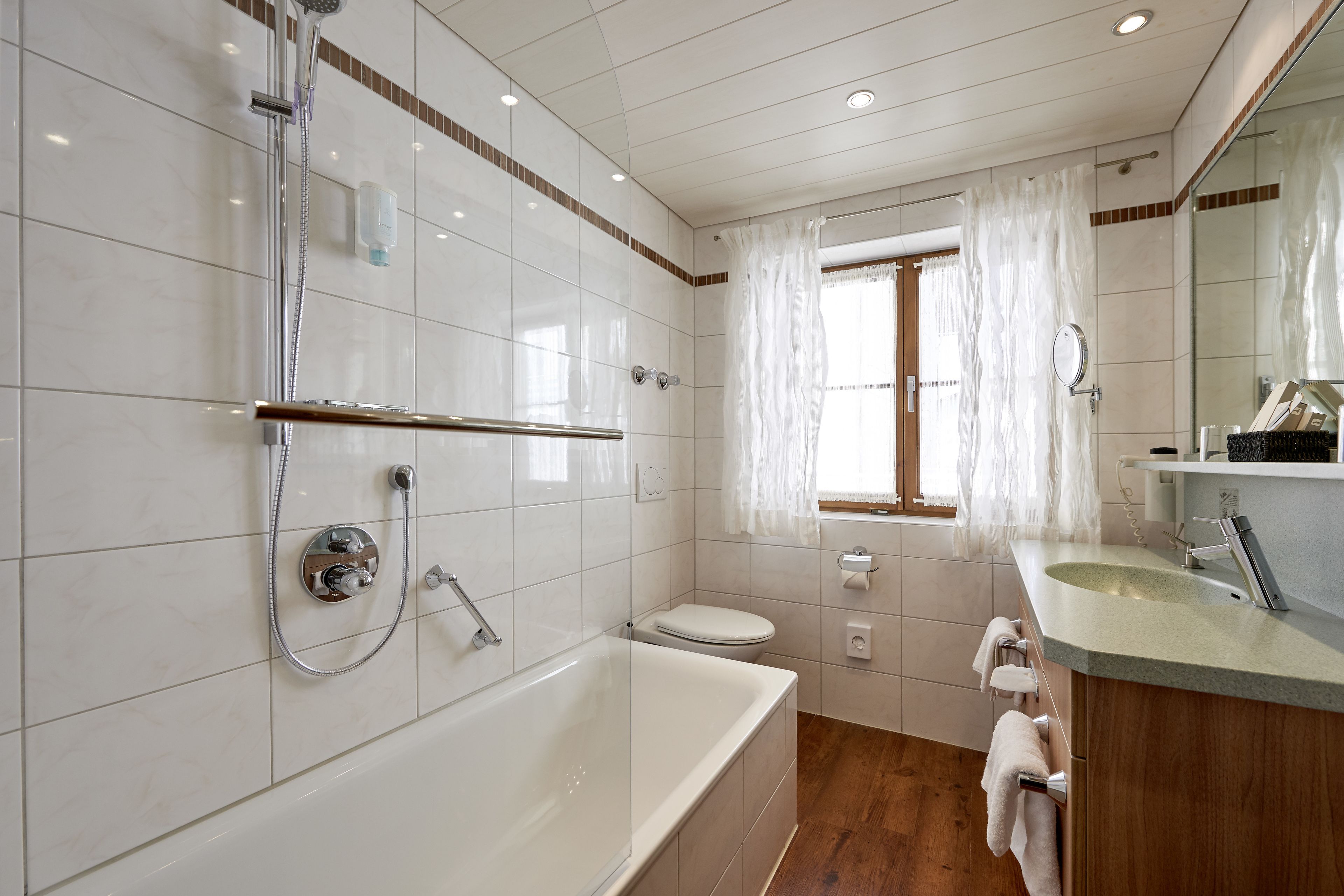 Un baño moderno con bañera, inodoro y lavamanos.