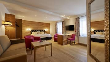 Junior-Suite | Allergikerbettwaren, Minibar, Zimmersafe, Schreibtisch