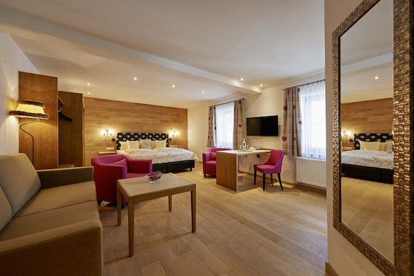 Junior Suite | Hypo-allergenic bedding, minibar, in-room safe, desk