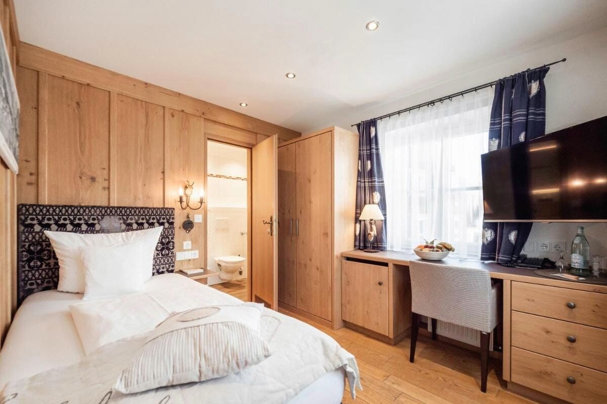 Ropa de cama hipoalergénica, minibar, caja fuerte y escritorio