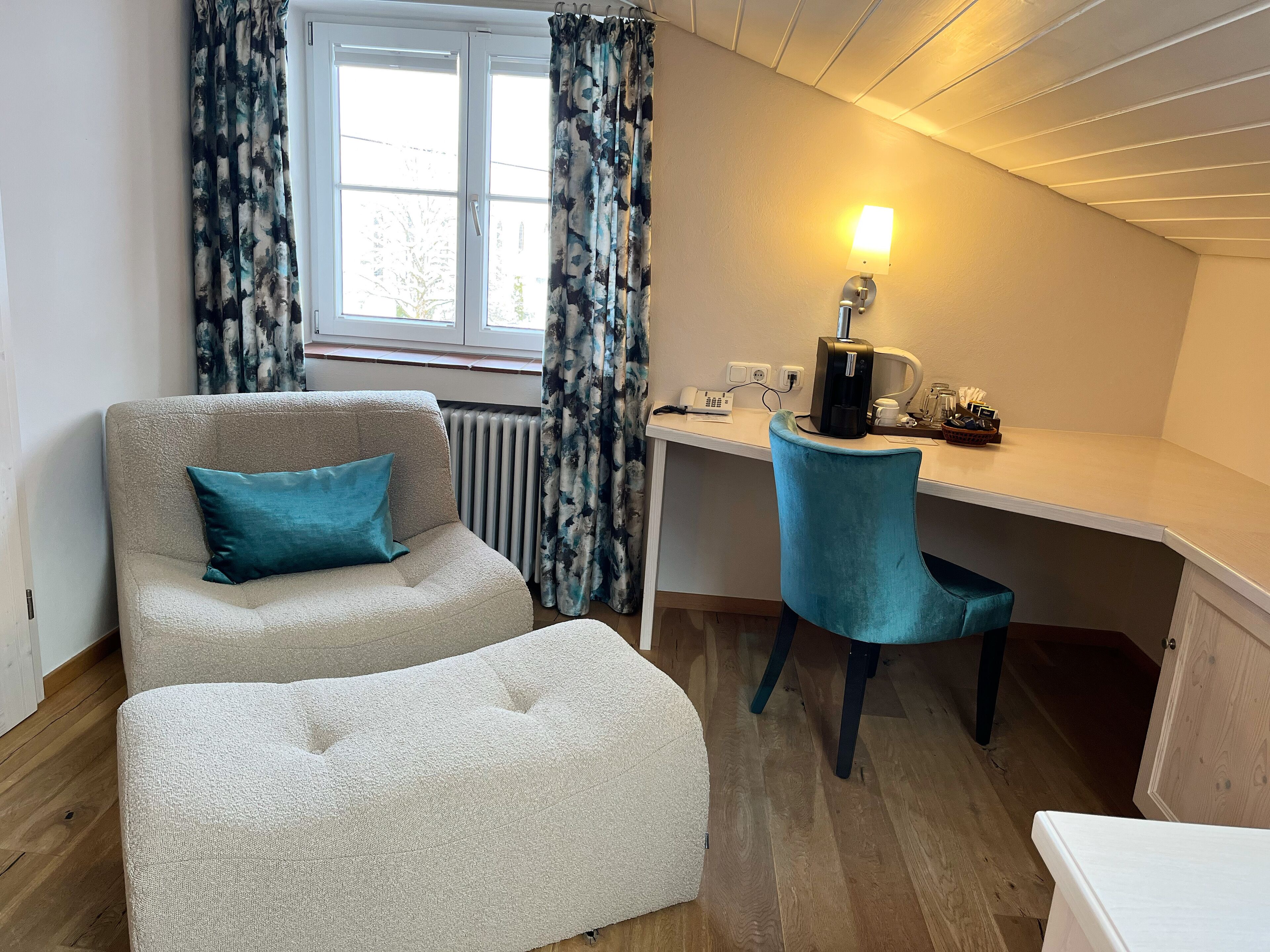 suite | living area | tv, dvd player