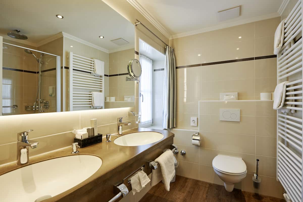 junior suite | hypo-allergenic bedding, minibar, in-room safe, desk