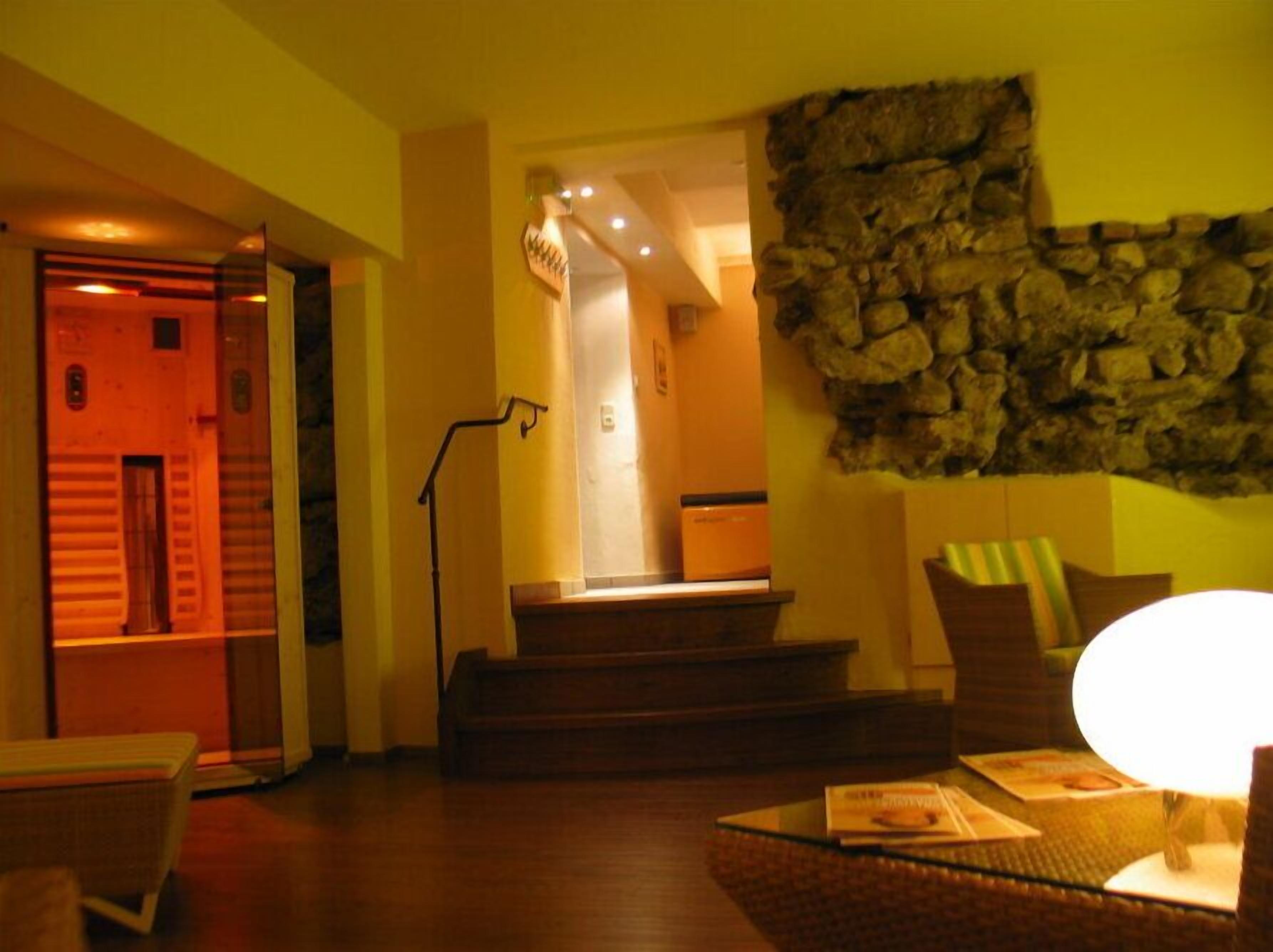 Sauna, hot tub, Turkish bath, body treatments, body wraps, body scrubs