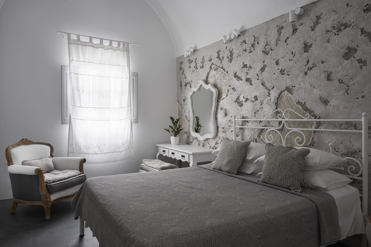 Deluxe Suite, 1 Bedroom | 1 bedroom, in-room safe, desk, soundproofing