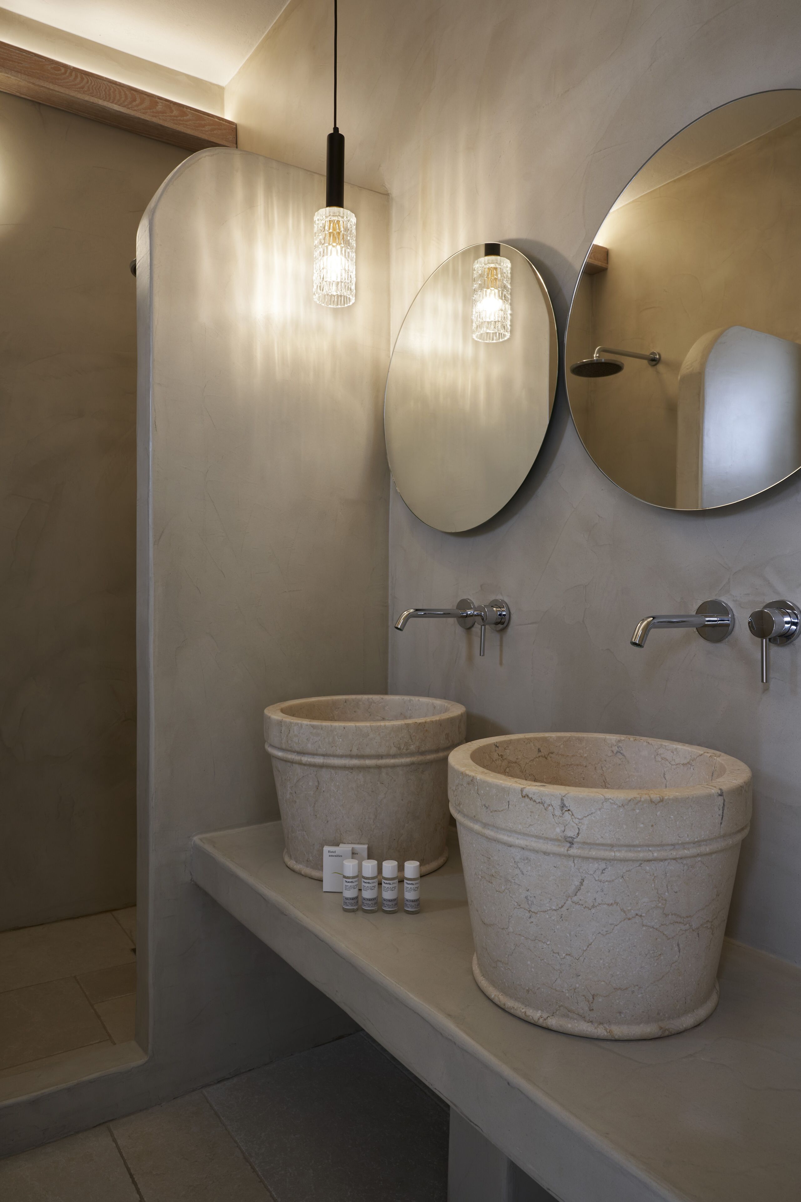 deluxe suite, one bedroom, hot tub, sea view | bathroom | shower, hair dryer, towels