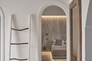 Deluxe Suite, One Bedroom, Hot Tub, Sea View | Coffres-forts dans les chambres, bureau, chambres insonorisées