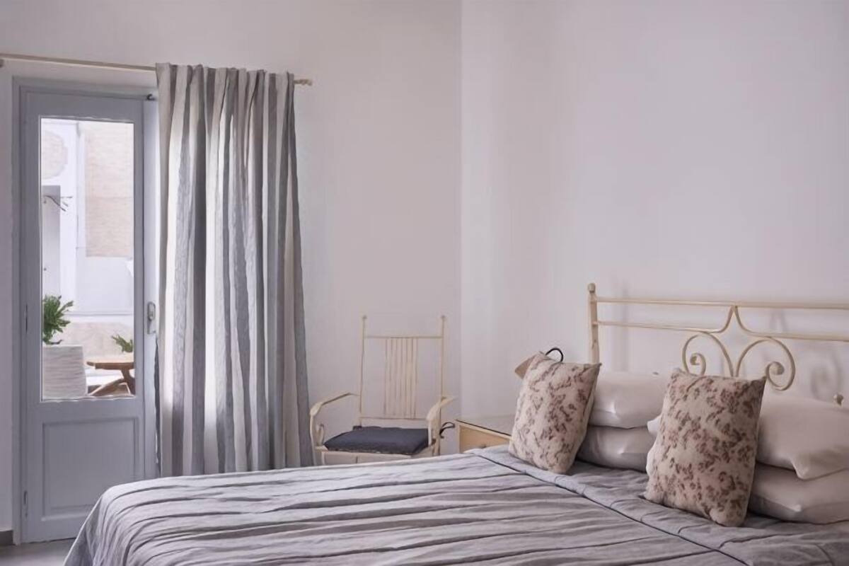 In-room safe, desk, soundproofing, iron/ironing board (on request)