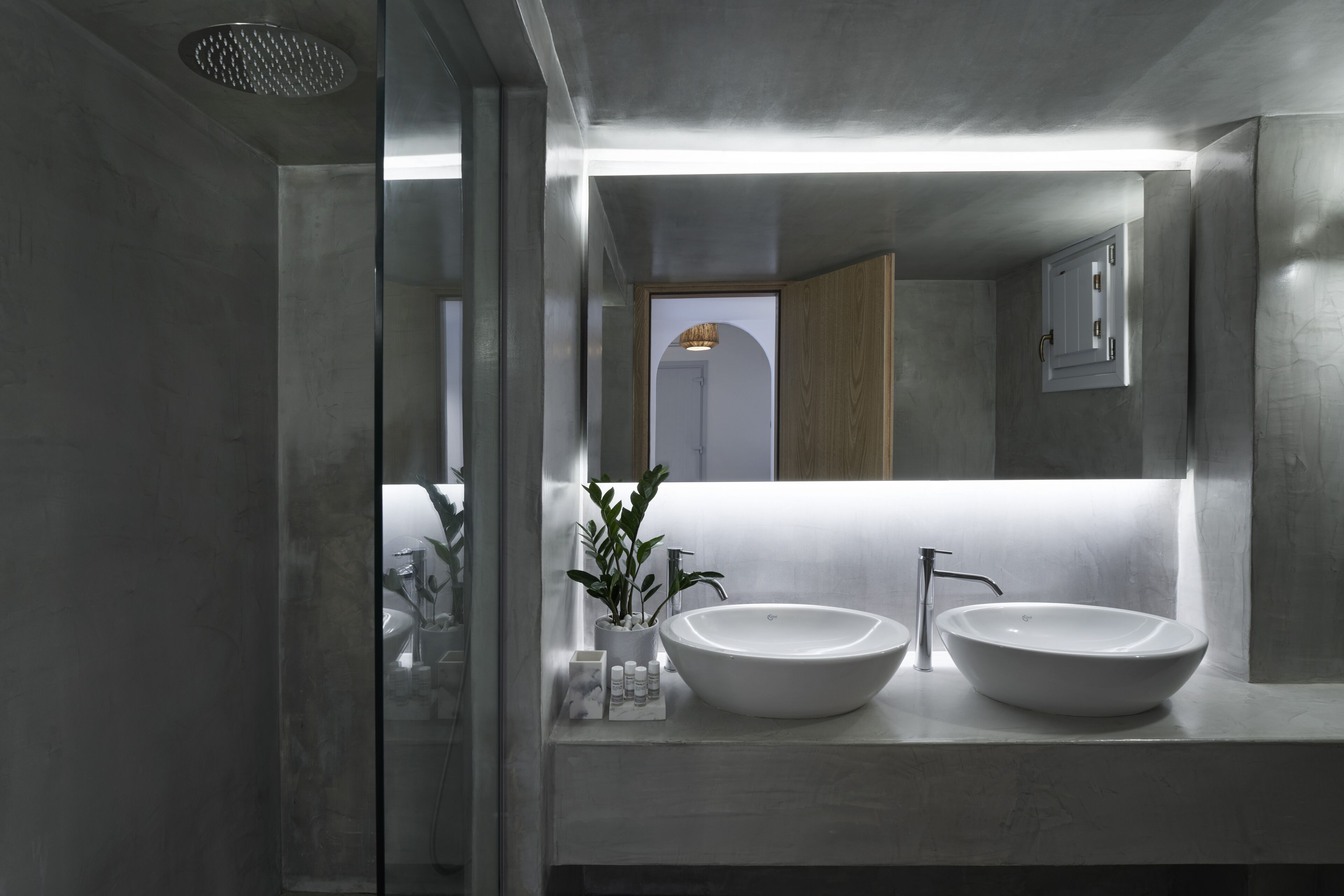 deluxe suite, 1 bedroom | bathroom | shower, hair dryer, towels