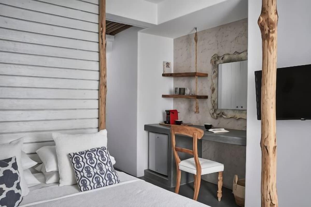 In-room safe, desk, soundproofing, iron/ironing board (on request)
