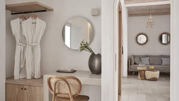 1 habitación, caja de seguridad en la habitación y escritorio