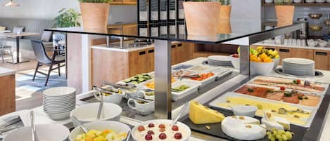 TĂ€gliches FrĂŒhstĂŒcksbuffet (20 EUR pro Person)