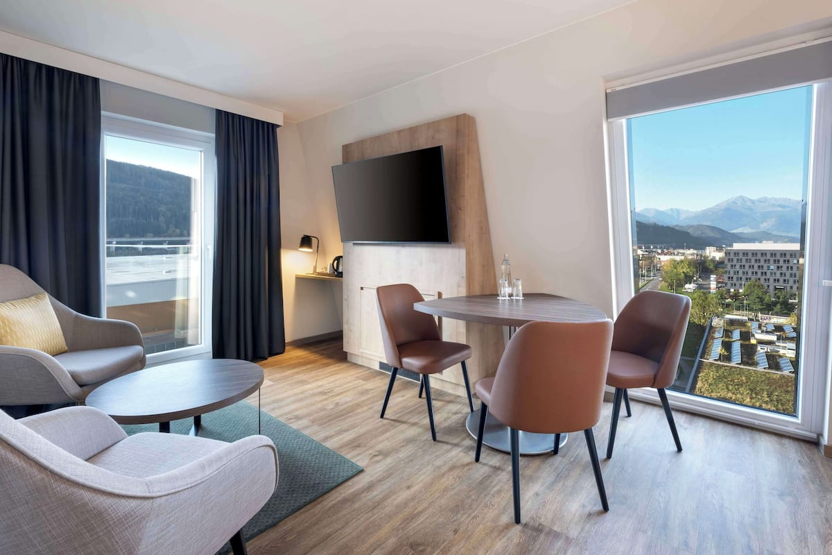 Deluxe-Zimmer, 1 King-Bett und Schlafsofa, Eckzimmer | Wohnbereich | Fernseher