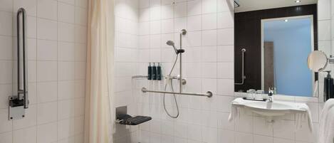 Un baño moderno con ducha, inodoro y lavamanos.