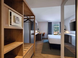 Minibar, in-room safe, desk, laptop workspace - Hilton Garden Inn Innsbruck Tivoli (Innsbruck)