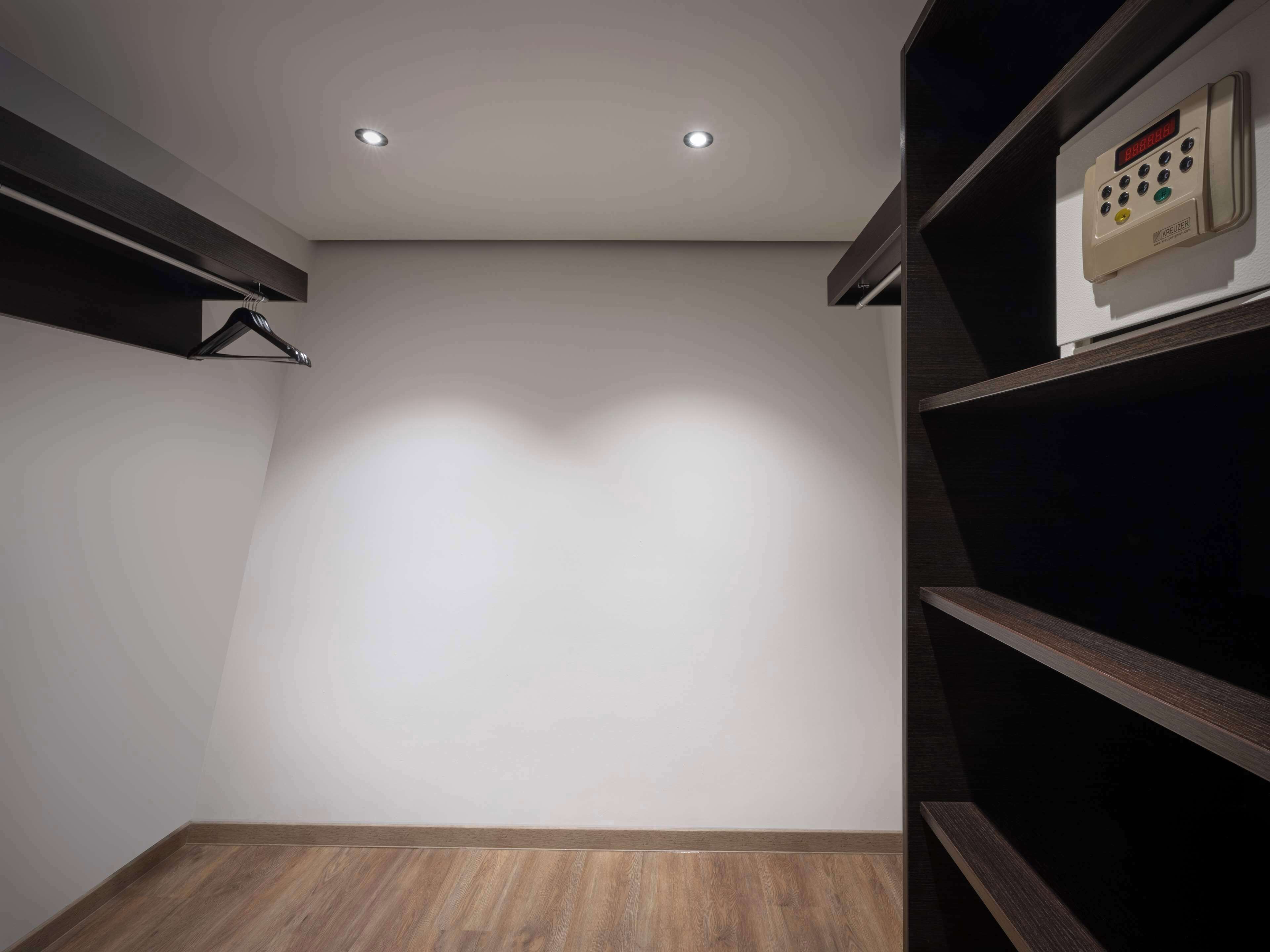 deluxe room, 1 king bed, corner | living area | tv