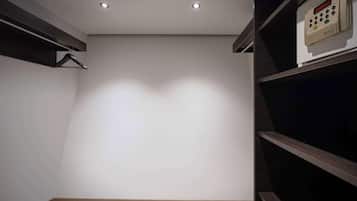Ein Zimmer mit Holzboden, weißer Wand und Deckenbeleuchtung. An der Wand befindet sich eine Bedienkonsole.