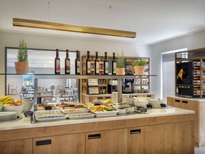 Daily buffet breakfast for a fee - Hilton Garden Inn Innsbruck Tivoli (Innsbruck)