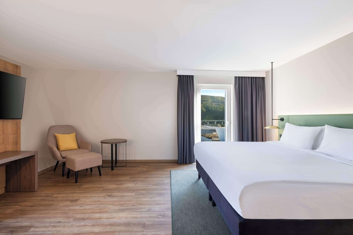 Deluxe-Zimmer, 1 King-Bett, Eckzimmer | 1 Schlafzimmer, Minibar, Zimmersafe, Schreibtisch
