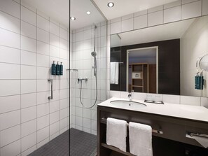 Bathroom shower - Hilton Garden Inn Innsbruck Tivoli (Innsbruck)