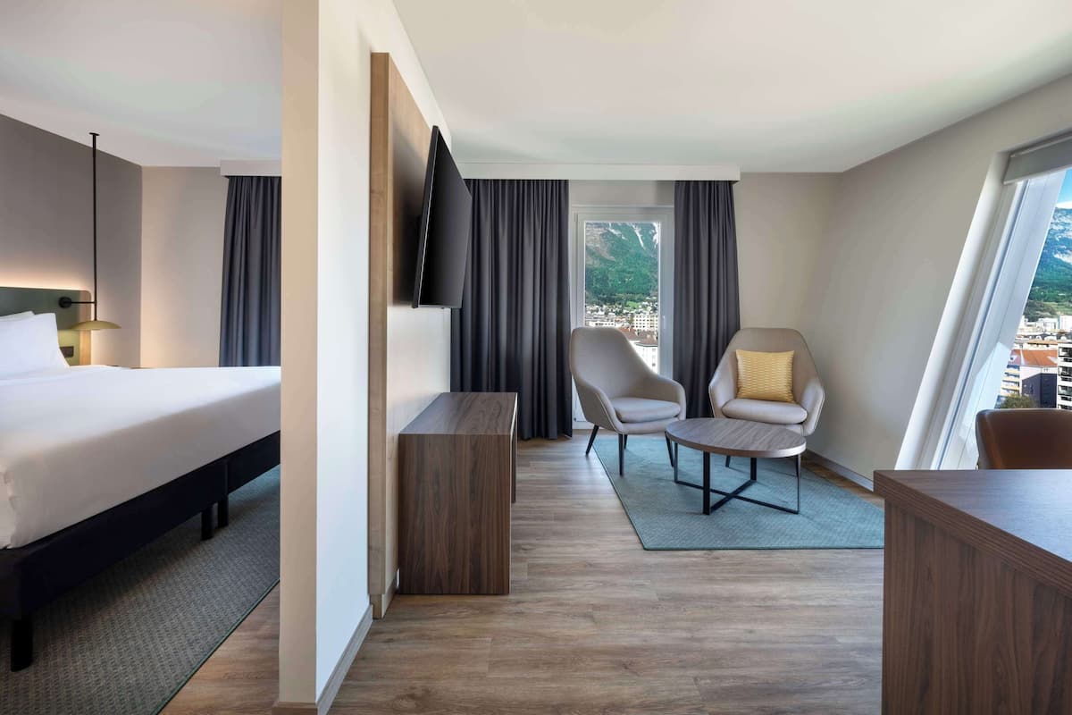 Junior-Suite, 1 King-Bett | Wohnbereich | Fernseher