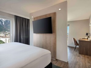 Junior Suite, 1 King Bed | Minibar, in-room safe, desk, laptop workspace - Hilton Garden Inn Innsbruck Tivoli (Innsbruck)