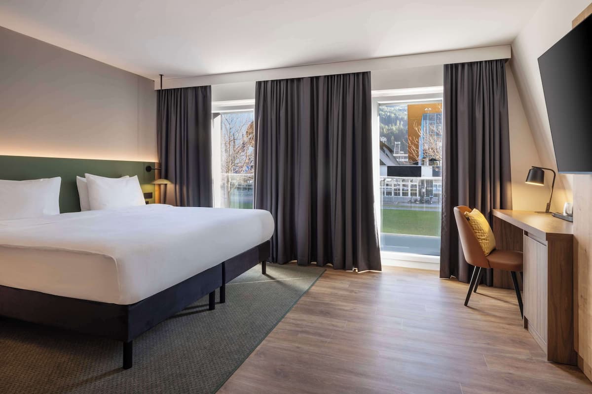 Zimmer, 1 King-Bett | 1 Schlafzimmer, Minibar, Zimmersafe, Schreibtisch