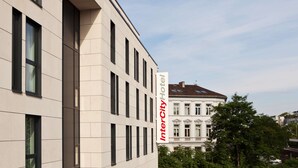 A modern building with a sign for the InterCity Hotel. - IntercityHotel Bonn (Bonn)