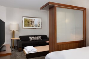 Escritorio, cortinas blackout y tabla de planchar con plancha