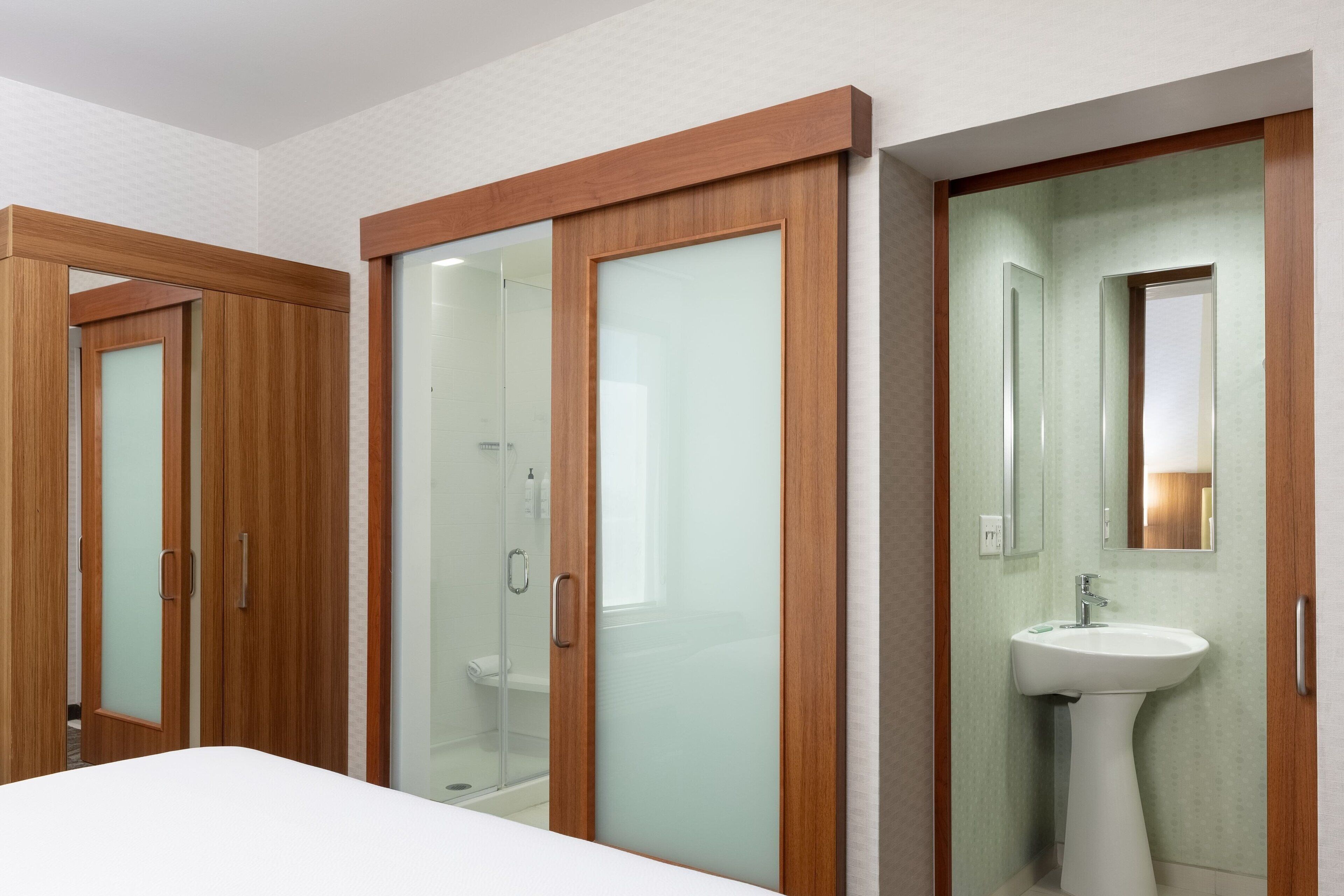 suite, 1 king bed, non smoking | bathroom | combined shower/bathtub, free toiletries, hair dryer, towels