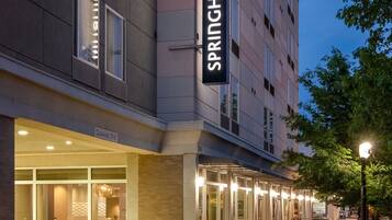 Exterior de un hotel con un letrero que dice 'SPRINGHILL SUITES BY MARRIOTT'.