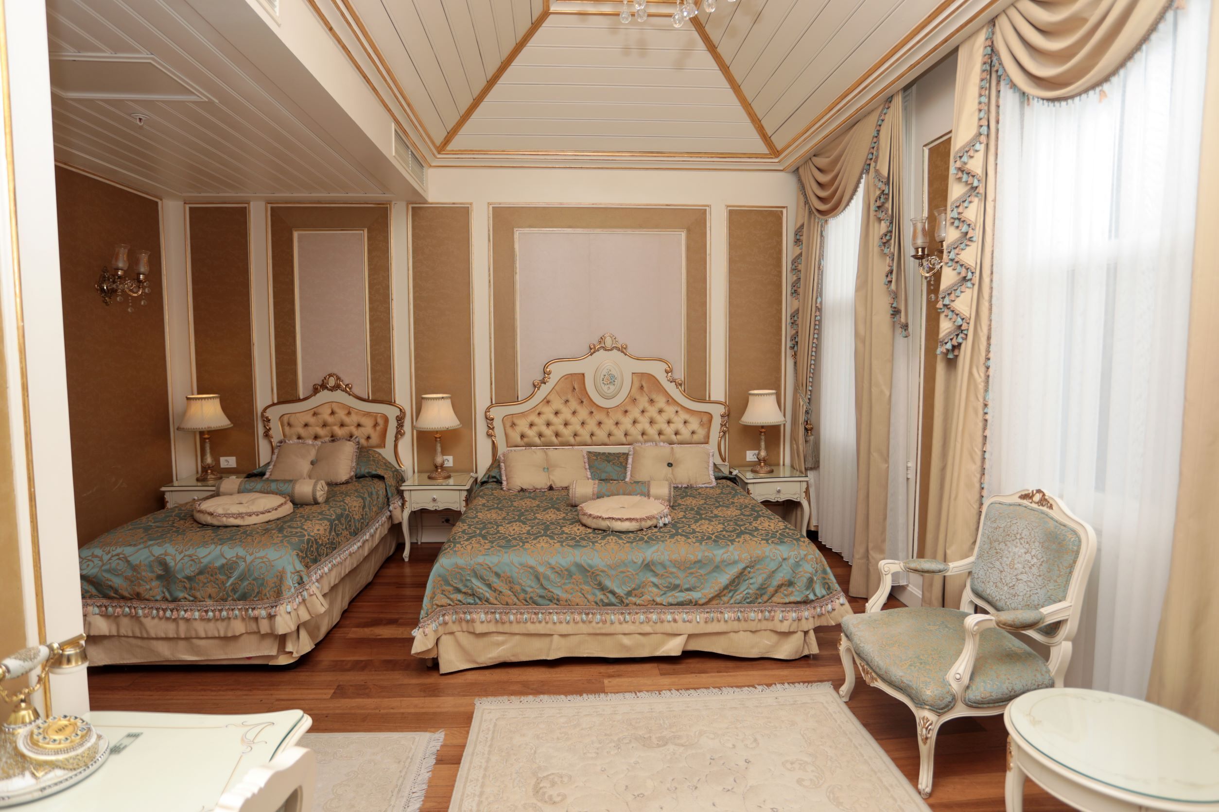 Una habitación con dos camas, una silla y una mesa.