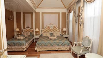 Una habitación con dos camas, una silla y una mesa.