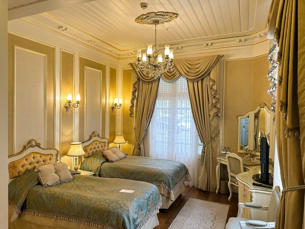A luxurious bedroom with two beds, ornate chandeliers, and a large mirror. - Limak Thermal Boutique Hotel - Boutique Class (Termal)