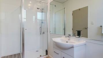 Regadera, amenidades de baño gratuitas, secadora de cabello, toallas