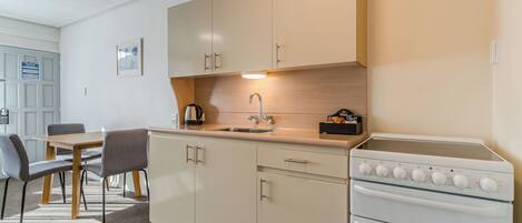 Phòng Suite Superior, 1 phòng ngủ, bếp, quang cảnh thành phố | Bếp riêng | Tủ lạnh, lò vi sóng, dụng cụ pha cà phê/trà