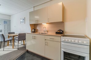 Superior Suite, 1 Bedroom, Kitchen, City View | Private kitchen | Fridge, microwave, coffee/tea maker, cookware/dishes/utensils - George Street Motel Apartments (Dunedin)