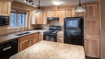 Traditional Condo, 1 Bedroom, Kitchen | Private kitchen | Fridge, microwave, coffee/tea maker