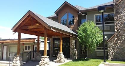 Elkwater Lake Lodge